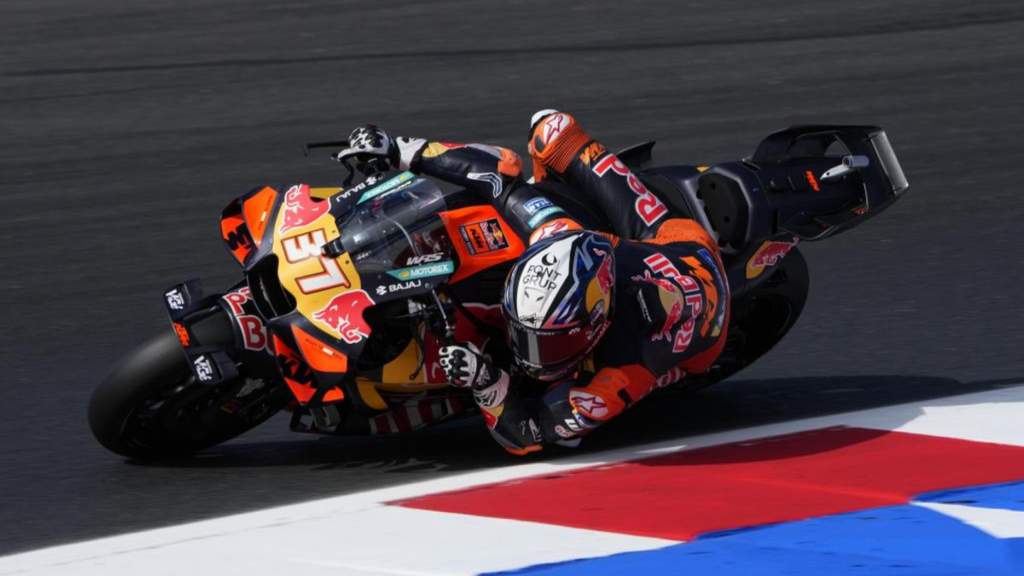 Pebalap MotoGP Pedro Acosta sedang memacu motor balapnya dengan kecepatan tinggi di lintasan sirkuit dalam ajang Grand Prix.
