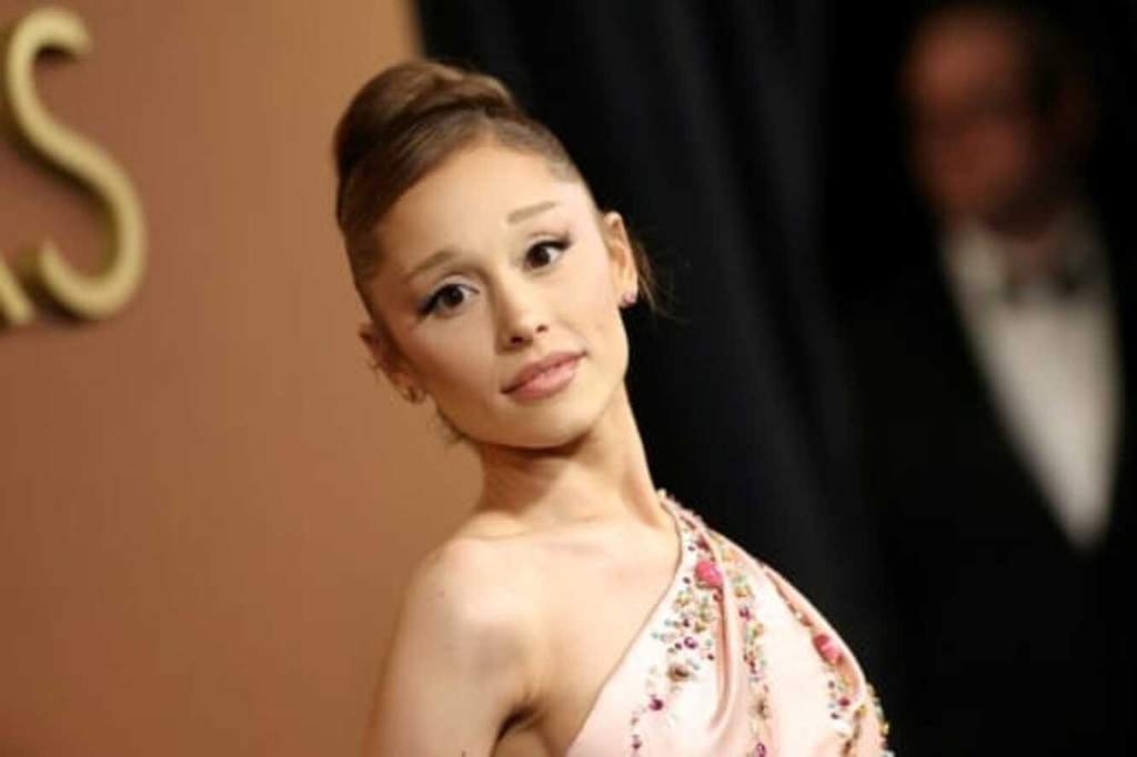 Potret penyanyi Ariana Grande tampil di atas panggung dengan tata cahaya megah saat merayakan kesuksesan peluncuran album terbarunya.