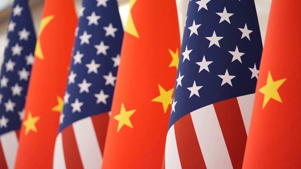 Benderanya Amerika Serikat dan China berkibar berdampingan di Great Hall of the People jelang perjamuan kenegaraan di Beijing.