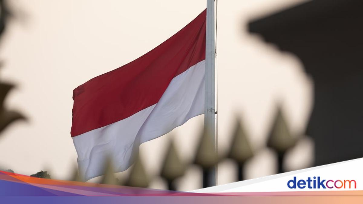 Ilustrasi bendera Merah Putih berkibar di langit biru dengan latar belakang suasana gedung bersejarah di Jakarta.