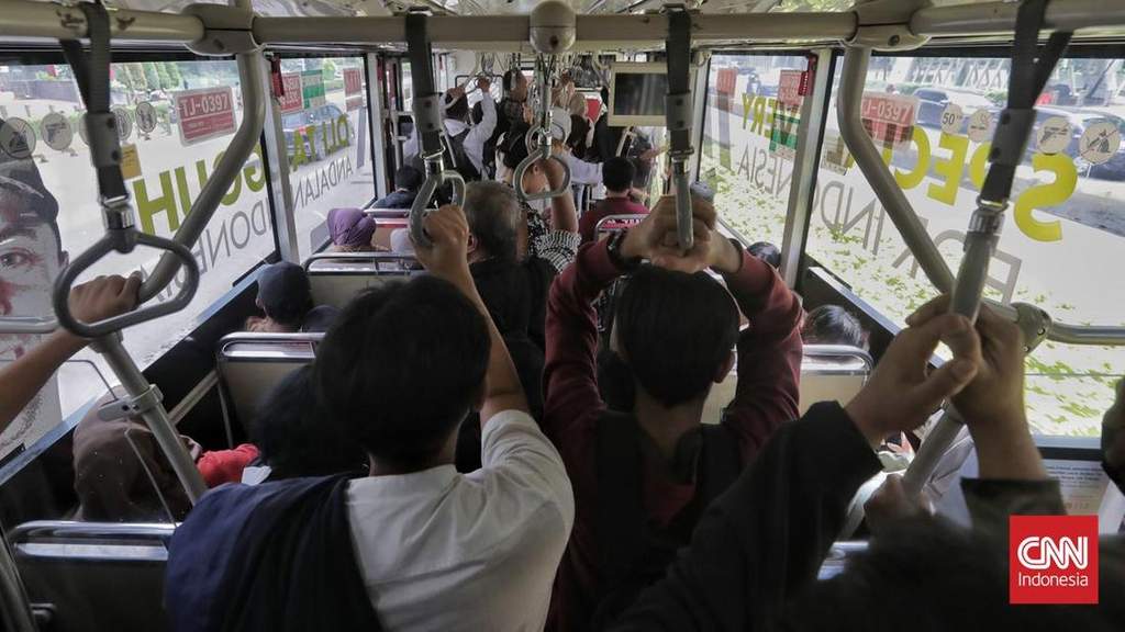 Bus TransJakarta melintas di dekat kawasan Gelora Bung Karno, Senayan, Jakarta, saat jam operasional pagi hari.