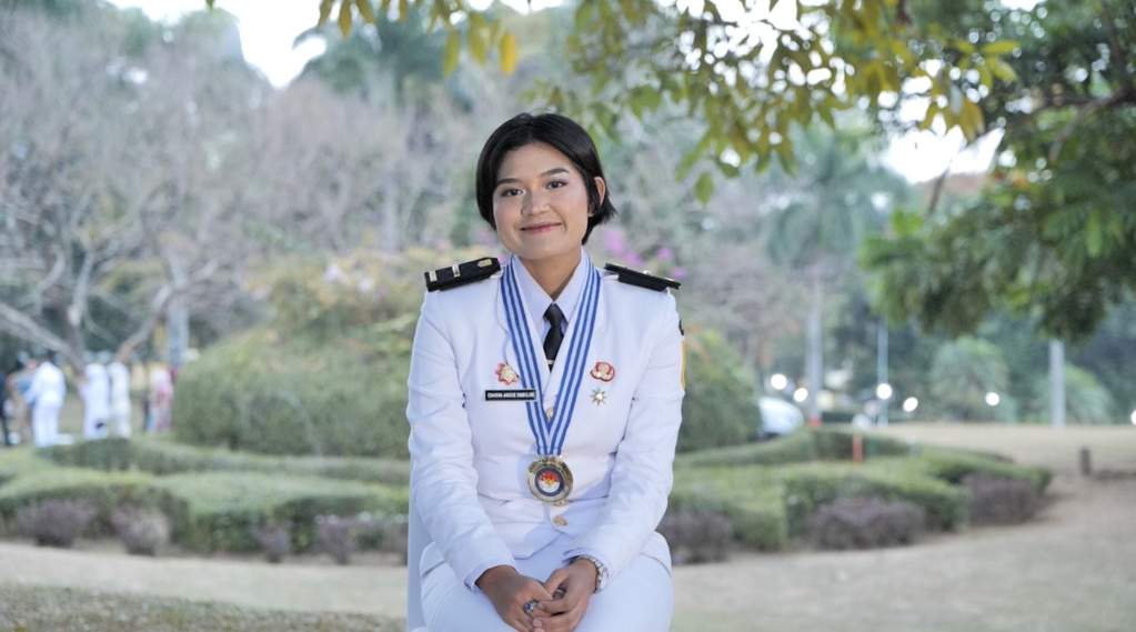 Potret Charina Anggie Simbolon saat mengenakan pakaian dinas lengkap di Kampus IPDN Jatinangor, Sumedang, Jawa Barat.