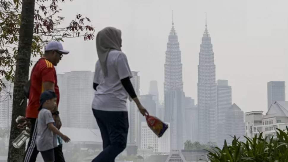 Kondisi jalanan ibu kota Malaysia yang diselimuti cuaca terik dan cerah berawan di bawah paparan sinar matahari langsung.