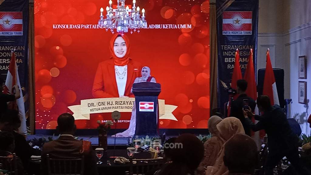Ketua Umum Partai Indonesia Terang Cut Nyak Rizayati saat memimpin rapat konsolidasi nasional di Jakarta.