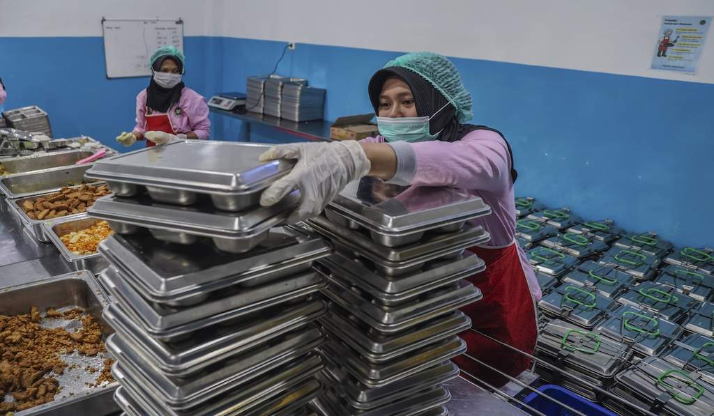 Suasana dapur Satuan Pelayanan Pemenuhan Gizi yang dipersiapkan untuk menyediakan menu makanan bergizi bagi balita dan ibu hamil di daerah rawan stunting.