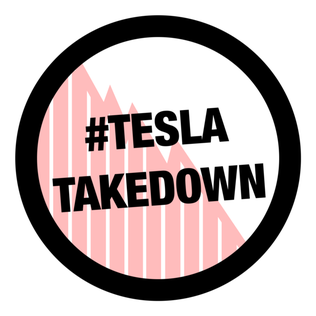 Sejumlah demonstran berkumpul di depan showroom Tesla membawa poster penolakan dan spanduk protes.