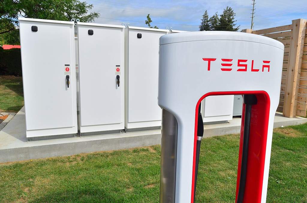 Deretan unit baterai Tesla Powerpack yang terpasang di salah satu stasiun pengisian daya untuk mendukung sistem cadangan energi komersial.