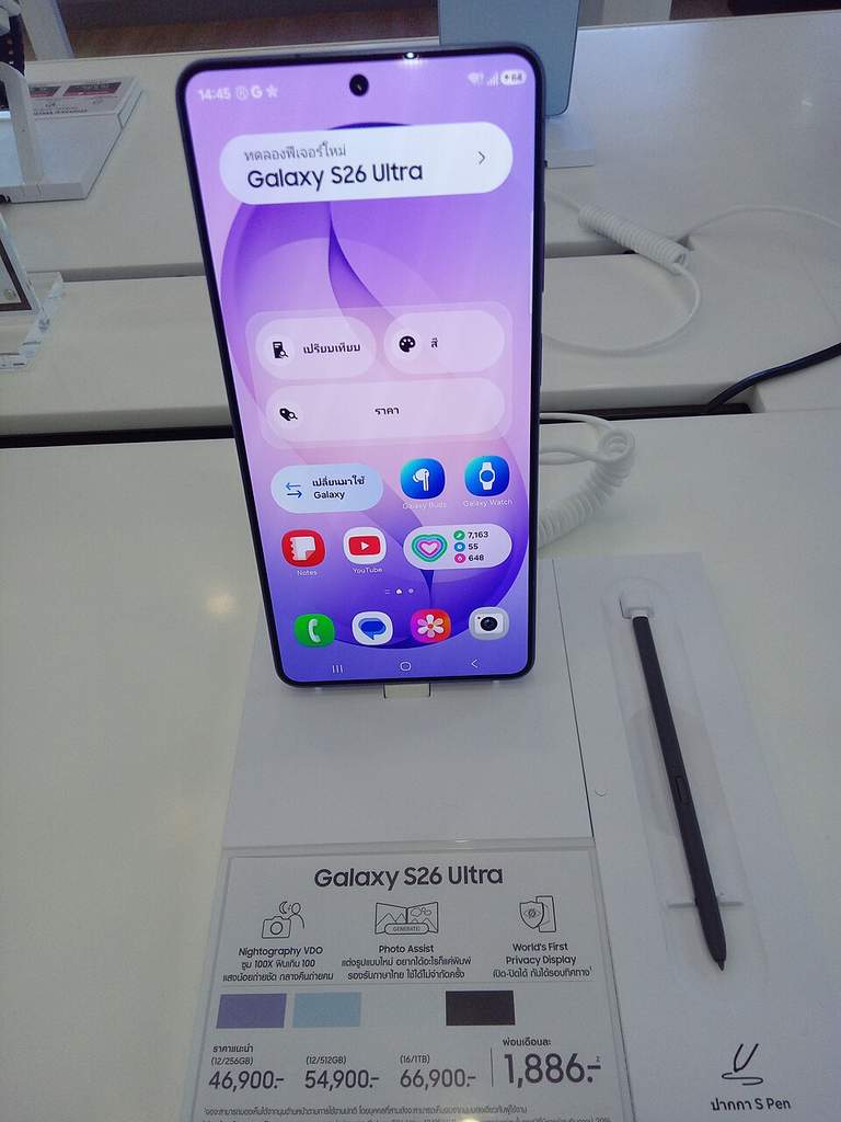 Jajaran ponsel pintar flagship Samsung Galaxy S dari berbagai generasi yang ditata rapi untuk memperlihatkan evolusi desain layar dan kameranya.