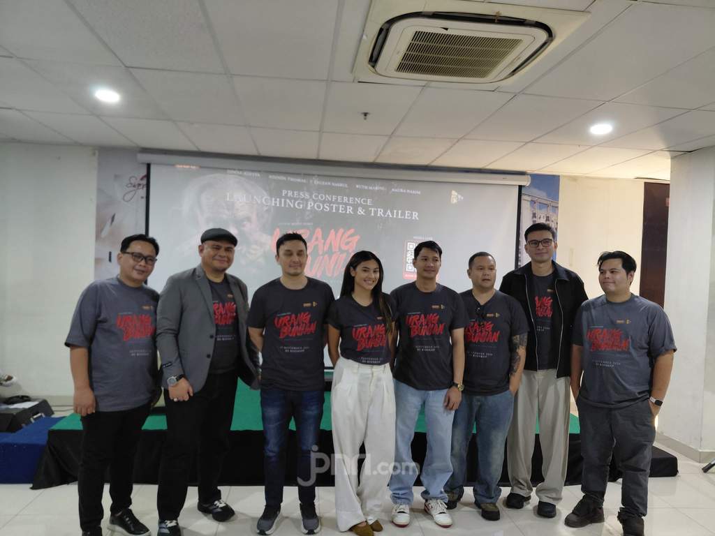 Aktor Dimas Aditya saat memberikan keterangan pers mengenai film horor Urang Bunian di kawasan Cawang, Jakarta Timur.