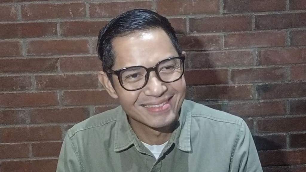 Aktor Dude Harlino bersama sang istri memberikan keterangan usai menjalani sidang sebagai saksi kasus investasi PT Dana Syariah Indonesia di pengadilan.