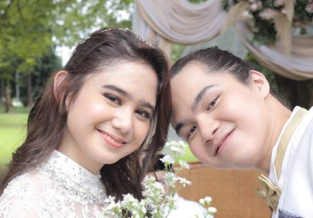 Musisi Dul Jaelani dan kekasihnya Tissa Biani saat menghadiri sebuah acara hiburan di kawasan Jakarta.
