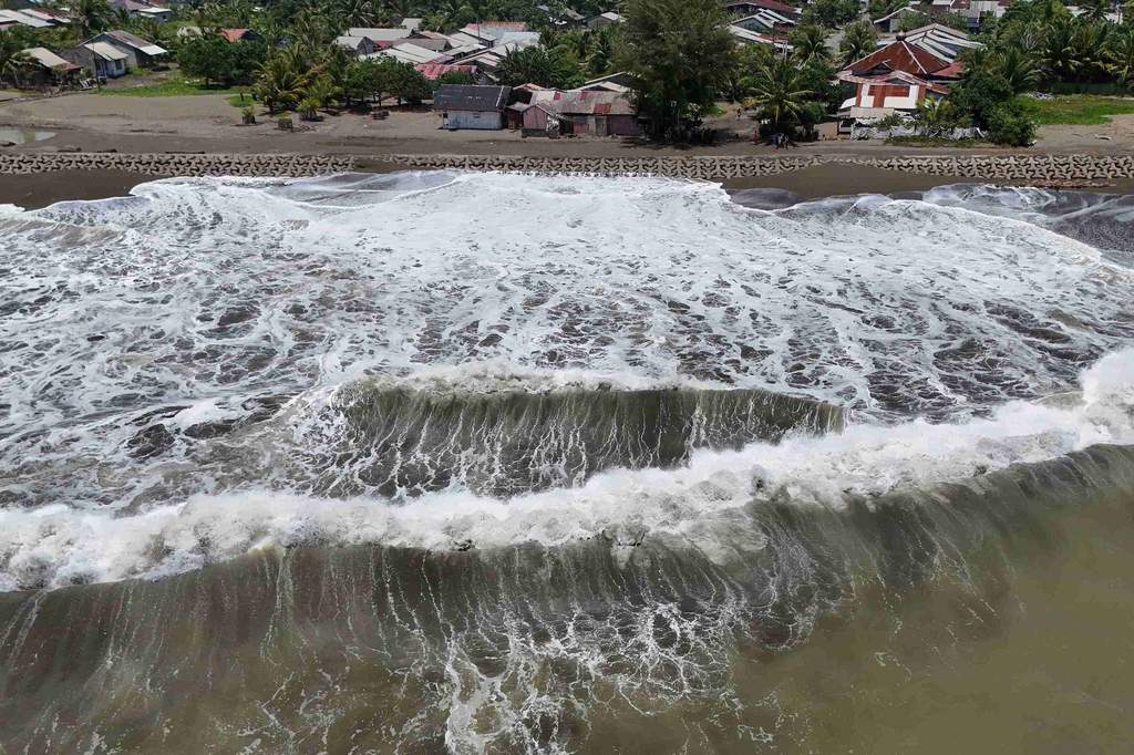 Foto udara memperlihatkan kondisi gelombang tinggi di Desa Ujong Kalak, Kecamatan Johan Pahlawan, Kabupaten Aceh Barat, Provinsi Aceh, pada Minggu (13/9/2026).
