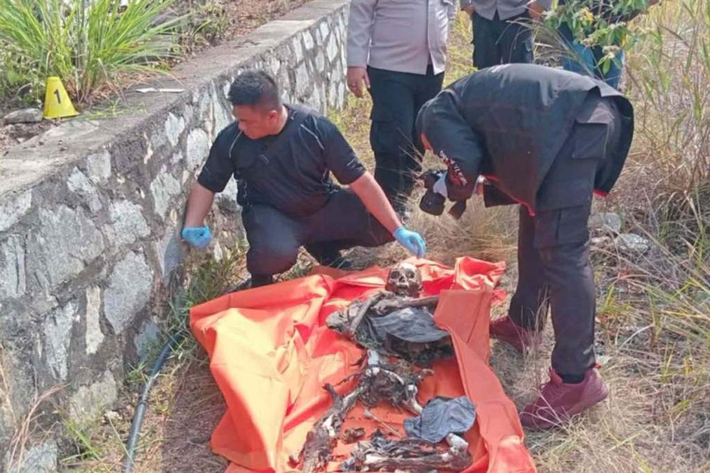 Garis polisi terbentang di sekitar lokasi penemuan kerangka manusia di area bekas kebakaran lahan di kawasan Tanjungpinang Timur.