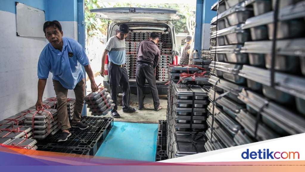 Gedung perkantoran di Jakarta dengan latar belakang aktivitas pendidikan dan penyaluran program Makan Bergizi Nasional.