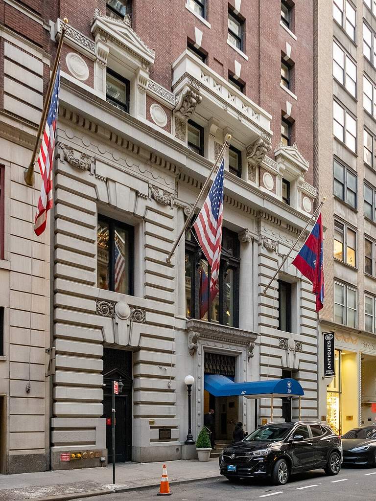 Gedung 14 lantai bergaya Beaux-Arts Penn Club of New York di 30 West 44th Street dengan fasad batu kapur dan bata merah yang megah.