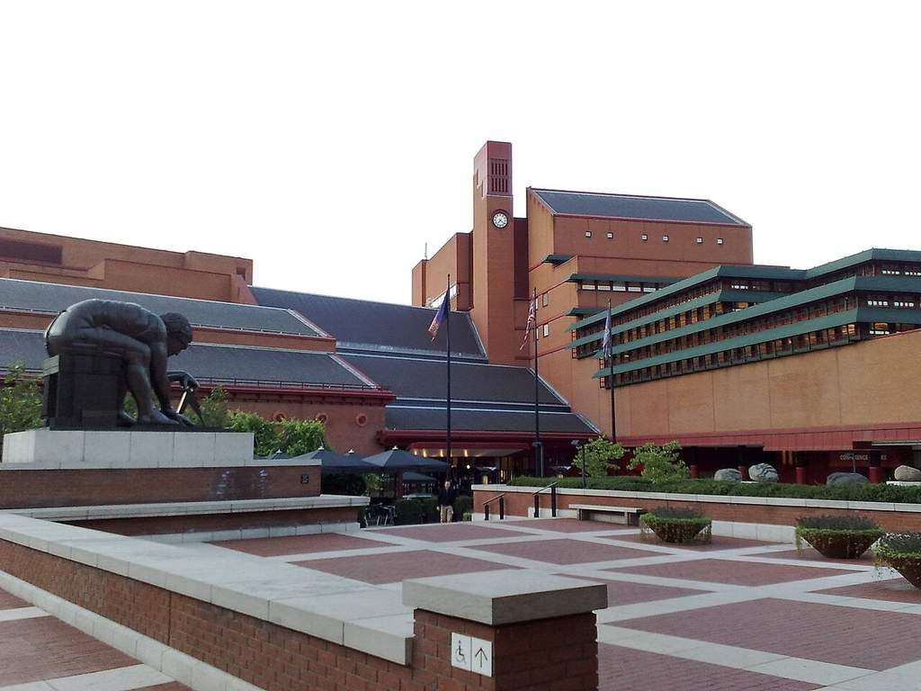 Gedung utama British Library yang berdiri megah di kawasan St Pancras, London, dengan arsitektur modern berpadu klasik.