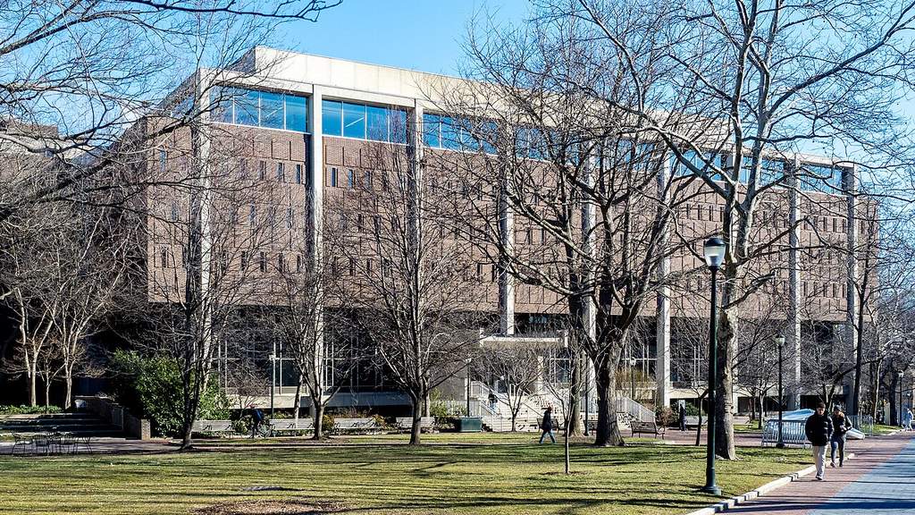 Tampak depan gedung utama Van Pelt Library di kampus University of Pennsylvania, Philadelphia, dengan arsitektur klasik berpadu panel bata modern.