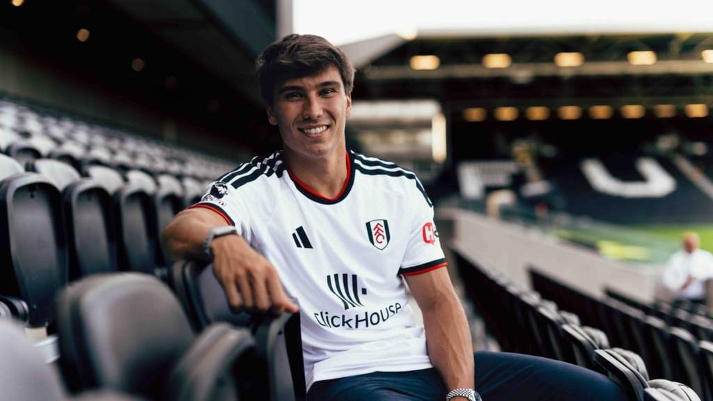 Penyerang muda Gonzalo García mengenakan jersey latihan saat sesi persiapan bersama klub barunya di London.