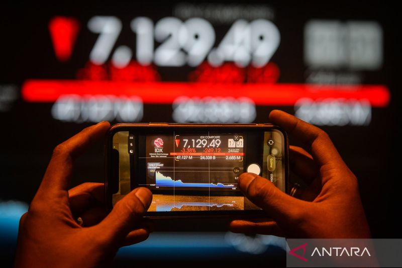 Grafik pergerakan Indeks Harga Saham Gabungan di layar perdagangan Bursa Efek Indonesia dengan latar belakang aktivitas investor.