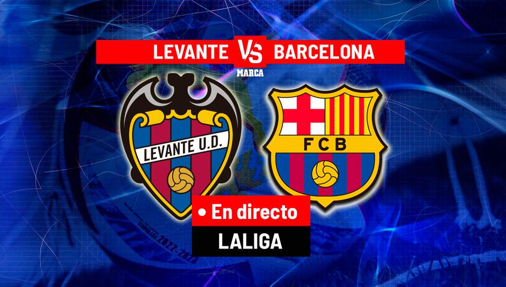 Pelatih Barcelona Hansi Flick memberikan instruksi kepada para pemainnya di pinggir lapangan saat sesi latihan jelang pertandingan LaLiga.