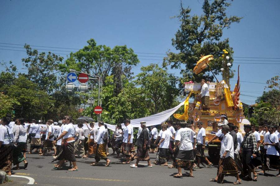 Prosesi iring-iringan upacara palebon I Gusti Ayu Badri menggunakan sarana bade padma dan lembu putih di jalan raya Denpasar.