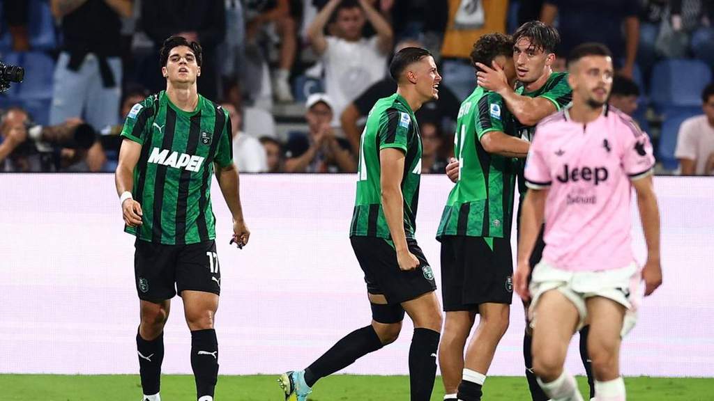Pemain Timnas Indonesia Jay Idzes saat mengawal lini pertahanan Sassuolo dalam laga sengit melawan Juventus di Stadion Mapei.