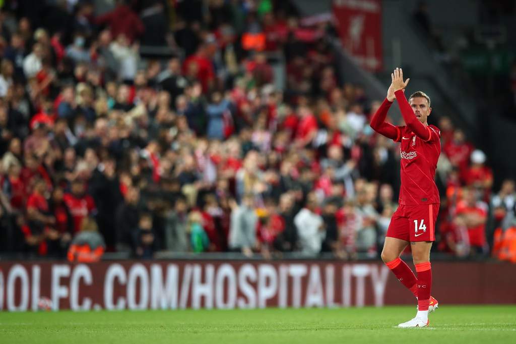 Jordan Henderson mengenakan jersey resmi Chelsea di Stamford Bridge saat diperkenalkan sebagai rekrutan anyar klub London Barat tersebut.