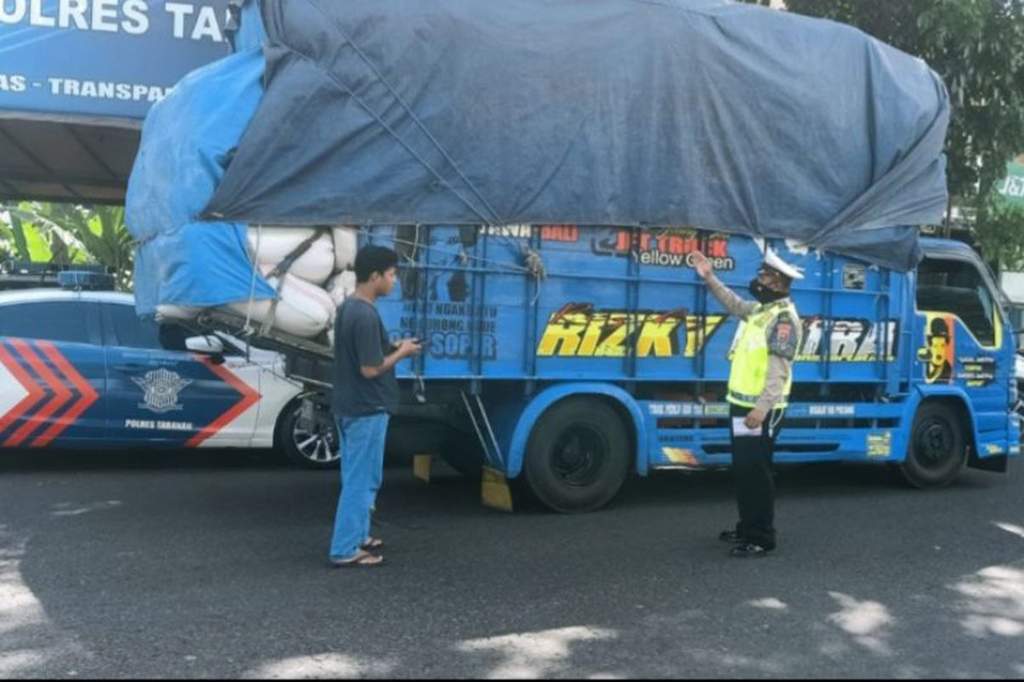 Perangkat kamera pengawas ETLE Hub yang terpasang di salah satu ruas jalan tol untuk memantau pelanggaran dimensi dan muatan truk angkutan barang.