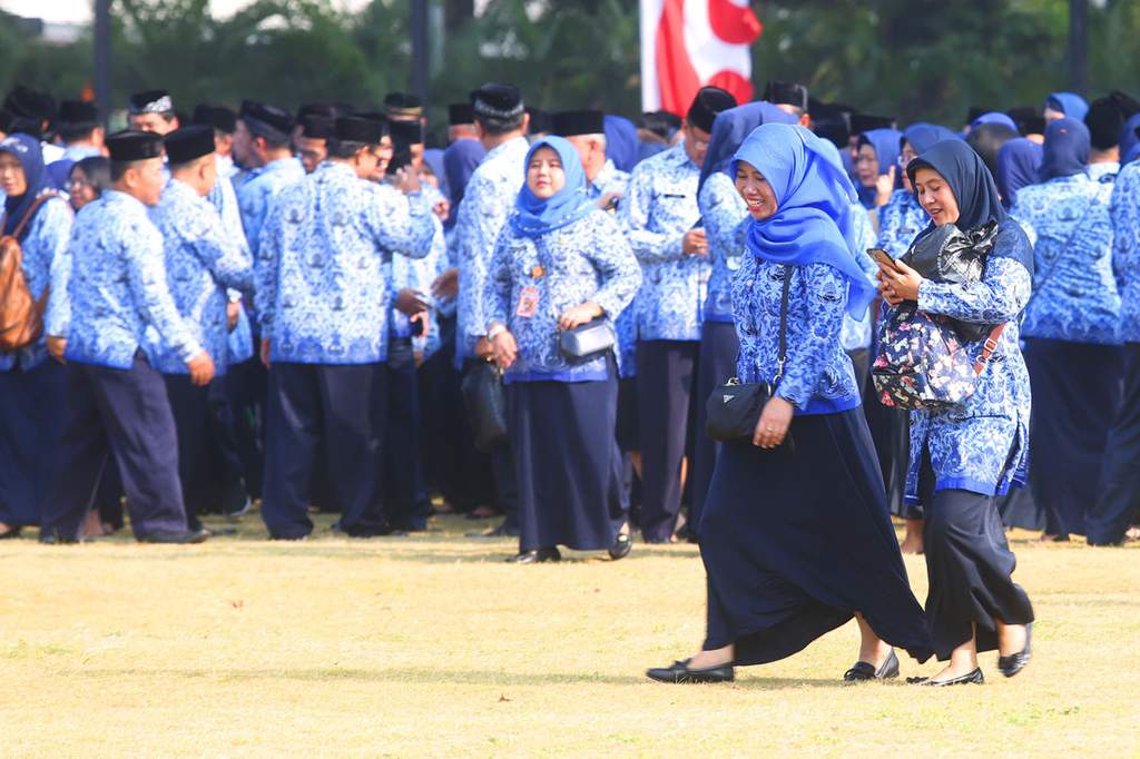 Suasana kompleks Kantor Bupati Kulon Progo di Daerah Istimewa Yogyakarta dengan aktivitas perkantoran aparatur sipil negara.