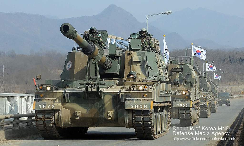 Kendaraan tempur artileri K9 Thunder buatan Korea Selatan sedang melakukan uji tembak di lapangan latihan militer.