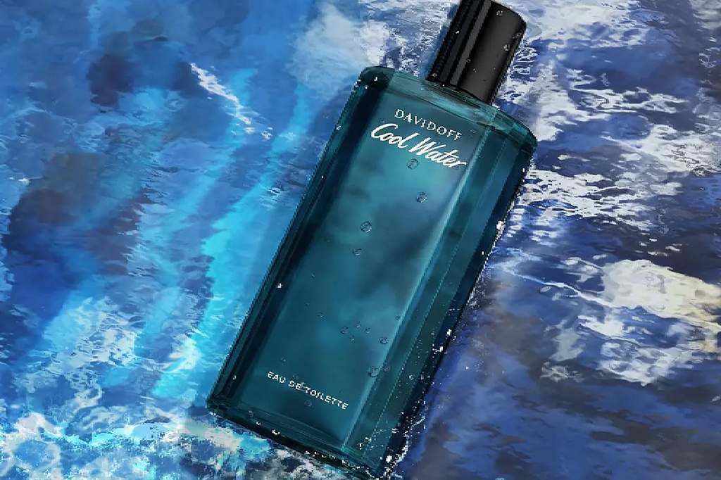 Koleksi botol parfum pria berbagai merek terkenal tertata rapi di atas meja dengan pencahayaan terang.