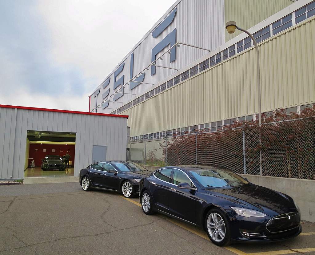 Pemandangan udara kompleks Pabrik Fremont Tesla di California yang memperlihatkan gedung perakitan utama serta area parkir kendaraan siap kirim.