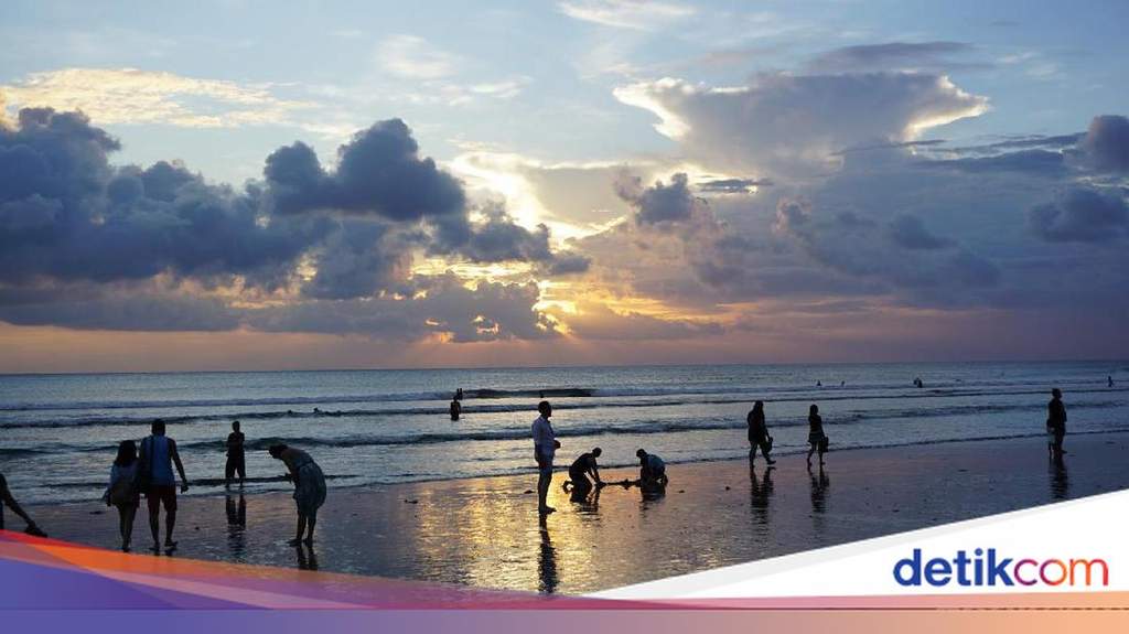 Kondisi langit berawan di atas kawasan perkotaan Denpasar, Bali, yang dipantau oleh Balai Besar Meteorologi Klimatologi dan Geofisika.