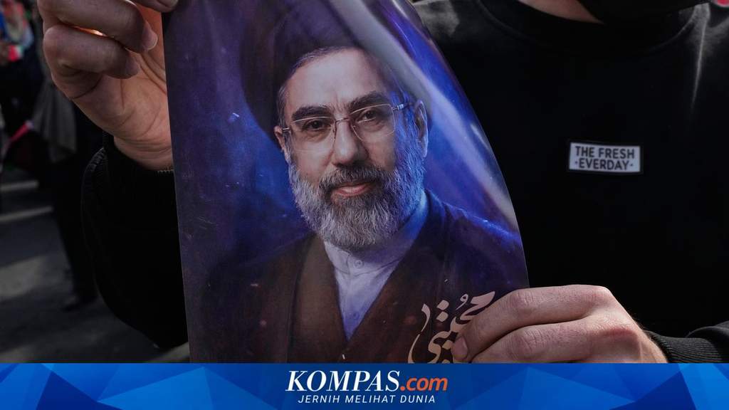 Ilustrasi layar televisi menayangkan berita terkait Mojtaba Khamenei dengan latar belakang pengamanan ketat di Teheran.
