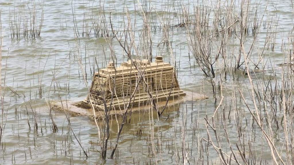 Puluhan makam kuno di dasar Waduk Gajah Mungkur, Wonogiri, yang tampak bermunculan di tengah lahan kering saat air waduk menyusut di musim kemarau.
