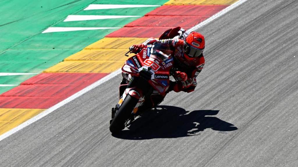 Pembalap Ducati Marc Marquez merayakan kemenangannya di podium utama usai menjuarai balapan MotoGP San Marino 2026.
