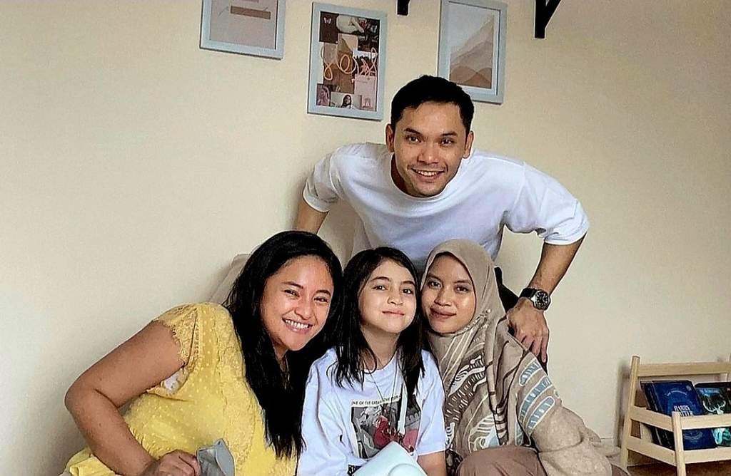 Potret aktris Marshanda saat memberikan keterangan pers dalam sebuah acara bincang-bincang mengenai kehidupan keluarga.