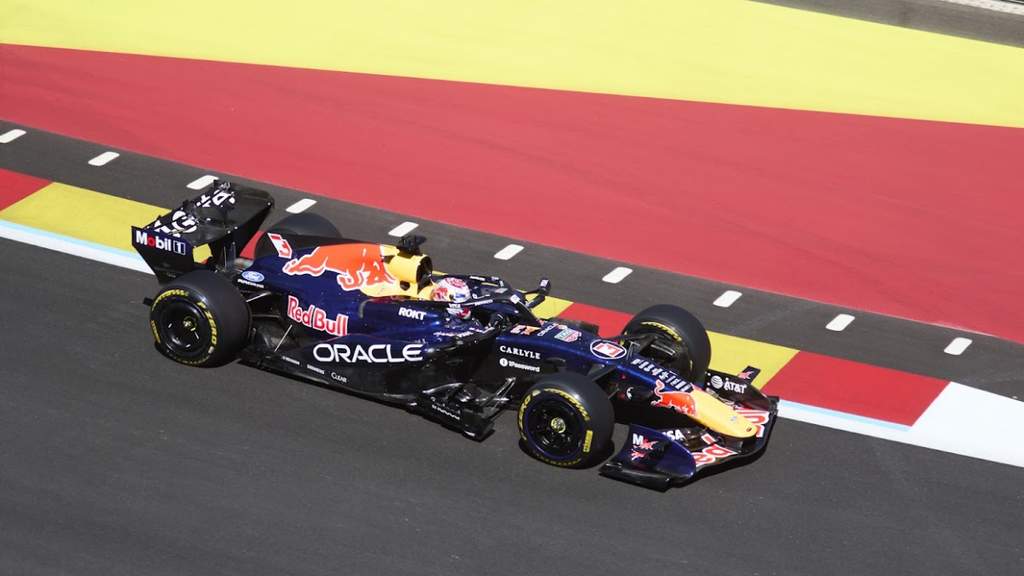 Pembalap Formula 1 Max Verstappen mengenakan pakaian balap di paddock memberikan wawancara terkait sirkuit Madring.
