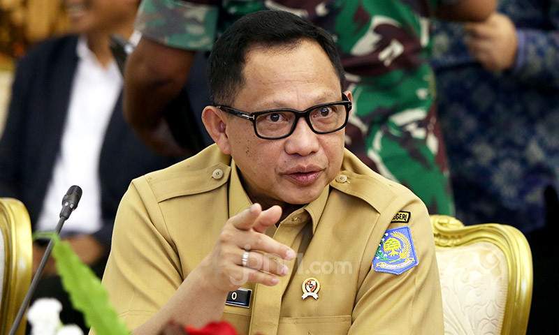 Menteri Dalam Negeri Tito Karnavian saat memberikan keterangan pers terkait alih status guru dan penyelesaian masalah gaji PPPK paruh waktu di Kompleks Parlemen Senayan, Jakarta.