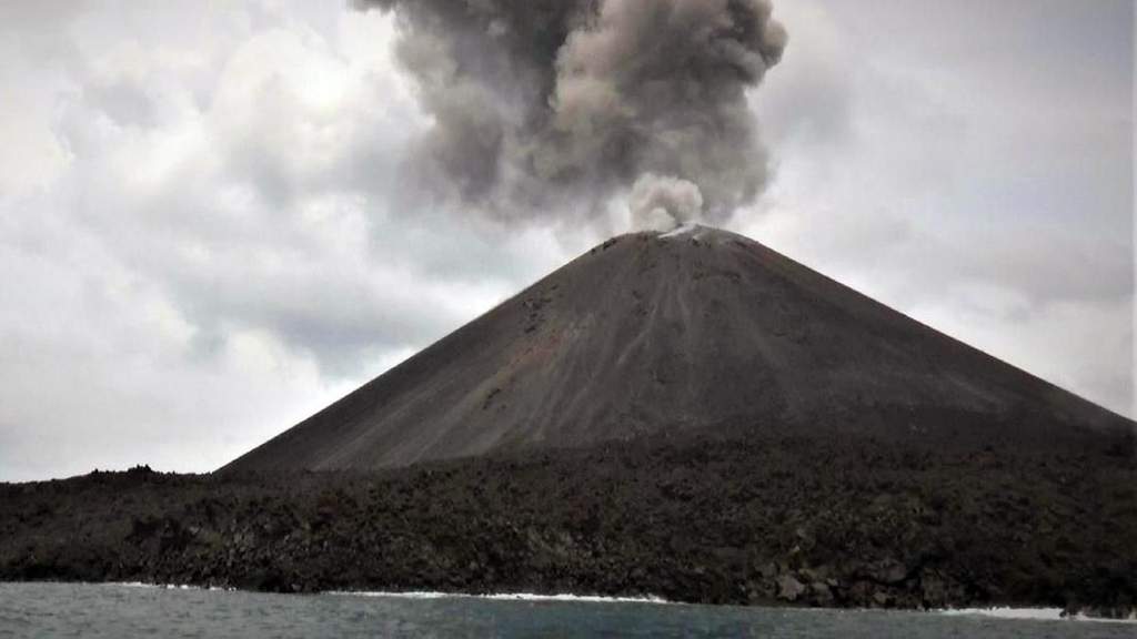 Bangunan Mercusuar Cikoneng setinggi 75,5 meter di Anyer yang dibangun atas perintah Raja Belanda Willem III pasca bencana letusan Gunung Krakatau 1883.