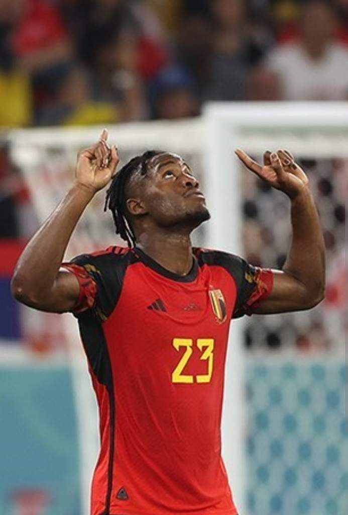 Penyerang Timnas Belgia Michy Batshuayi merayakan gol dalam sebuah pertandingan kompetitif mengenakan jersey kebanggaan negaranya.