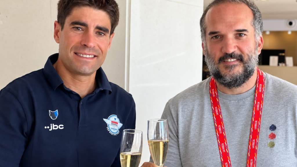 Pebalap sepeda Mikel Landa merayakan kemenangan bersejarahnya dengan penuh emosi di garis finish Vuelta a Espana.
