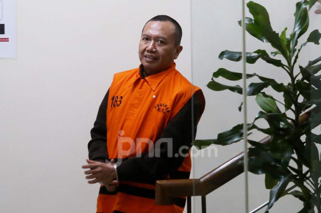 Moch Mahrus berjalan keluar dari Gedung Merah Putih KPK di Jakarta usai menjalani pemeriksaan lanjutan sebagai tersangka kasus korupsi dana hibah.