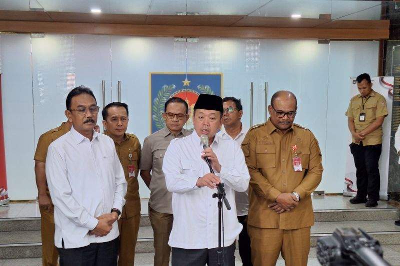 Menteri ATR/BPN Nusron Wahid saat memberikan keterangan pers terkait kebijakan baru balik nama tanah di Kantor Kementerian Dalam Negeri, Jakarta.