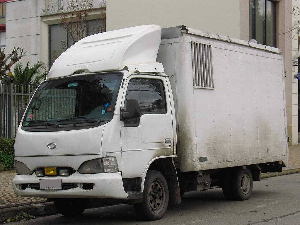 Fasilitas pabrik dan deretan kendaraan komersial berat yang diproduksi oleh Samsung Commercial Vehicles di kota Daegu, Korea Selatan.