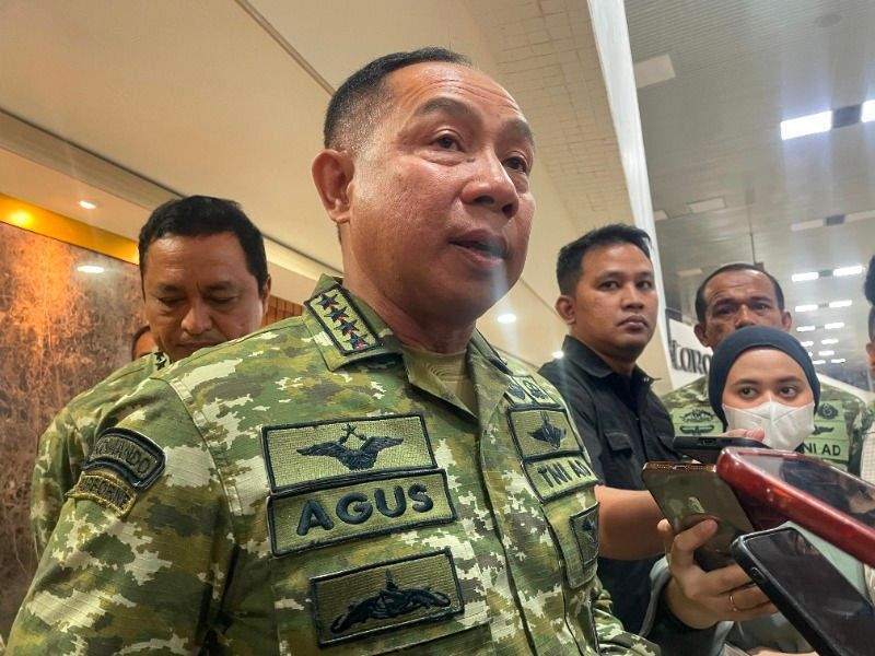 Panglima TNI Jenderal Agus Subiyanto memberikan keterangan pers di Kompleks Parlemen Senayan, Jakarta, terkait keamanan menjelang HUT RI.
