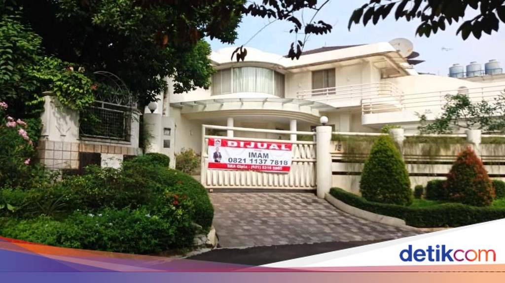 Tampak depan sebuah rumah mewah di kawasan elite Pondok Indah yang dilengkapi dengan papan tanda penjualan di pagar.