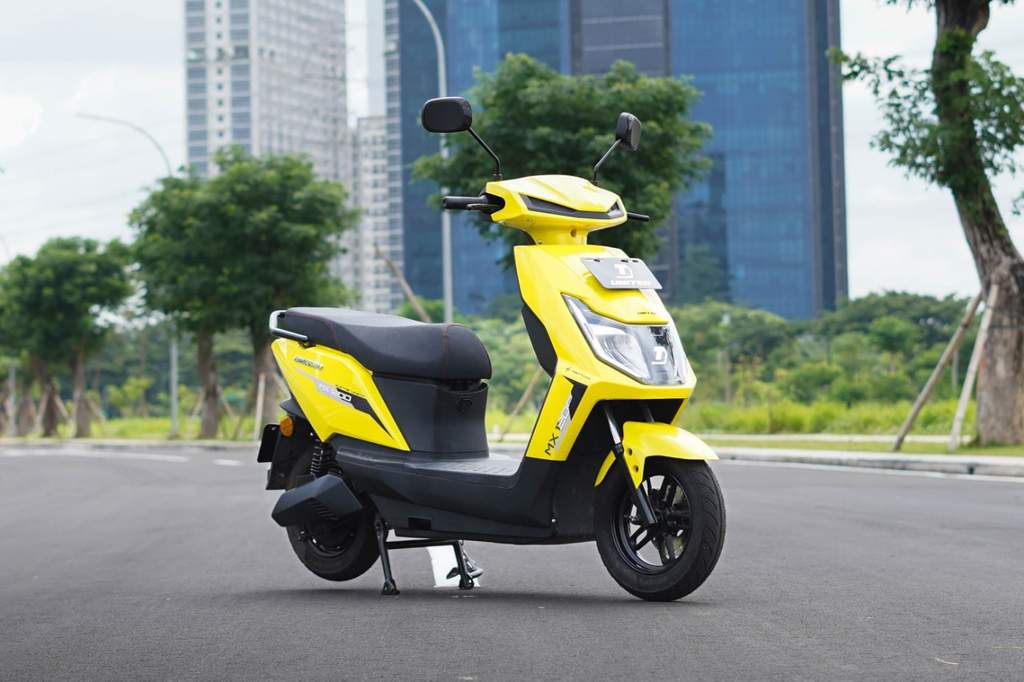 Pekerja di pabrik United E-Motor sedang merakit komponen dinamo kendaraan listrik di lini produksi kawasan Curug, Tangerang.