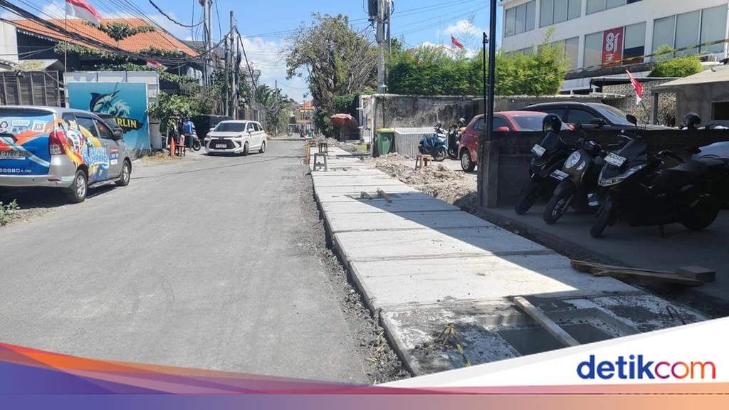 Pekerja konstruksi sedang mengerjakan proyek pembangunan saluran drainase di sisi bahu Jalan Campuhan II, Kuta, untuk mengantisipasi genangan air.