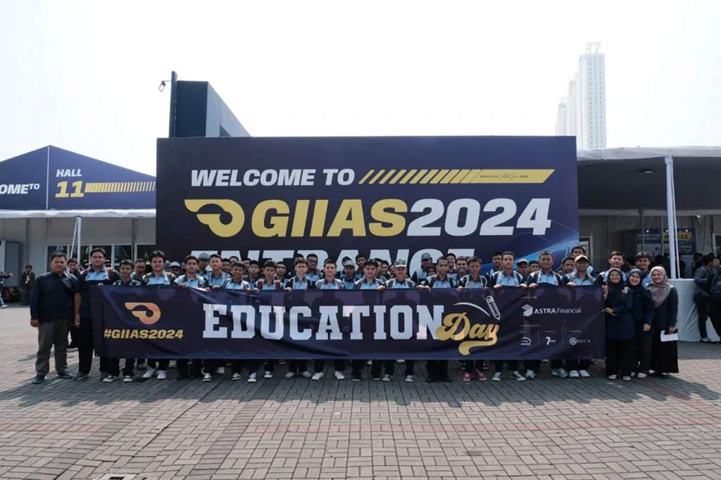 Ribuan pelajar antusias mengunjungi pameran otomotif GIIAS 2024 untuk melihat inovasi teknologi kendaraan terbaru dari berbagai merek ternama.